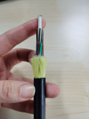 سترة علوية مفردة بالكامل ذات دعم عازل للكهرباء ADSS تمتد بطول 200 م 12 24 48 كابل فيبرا بصري أساسي